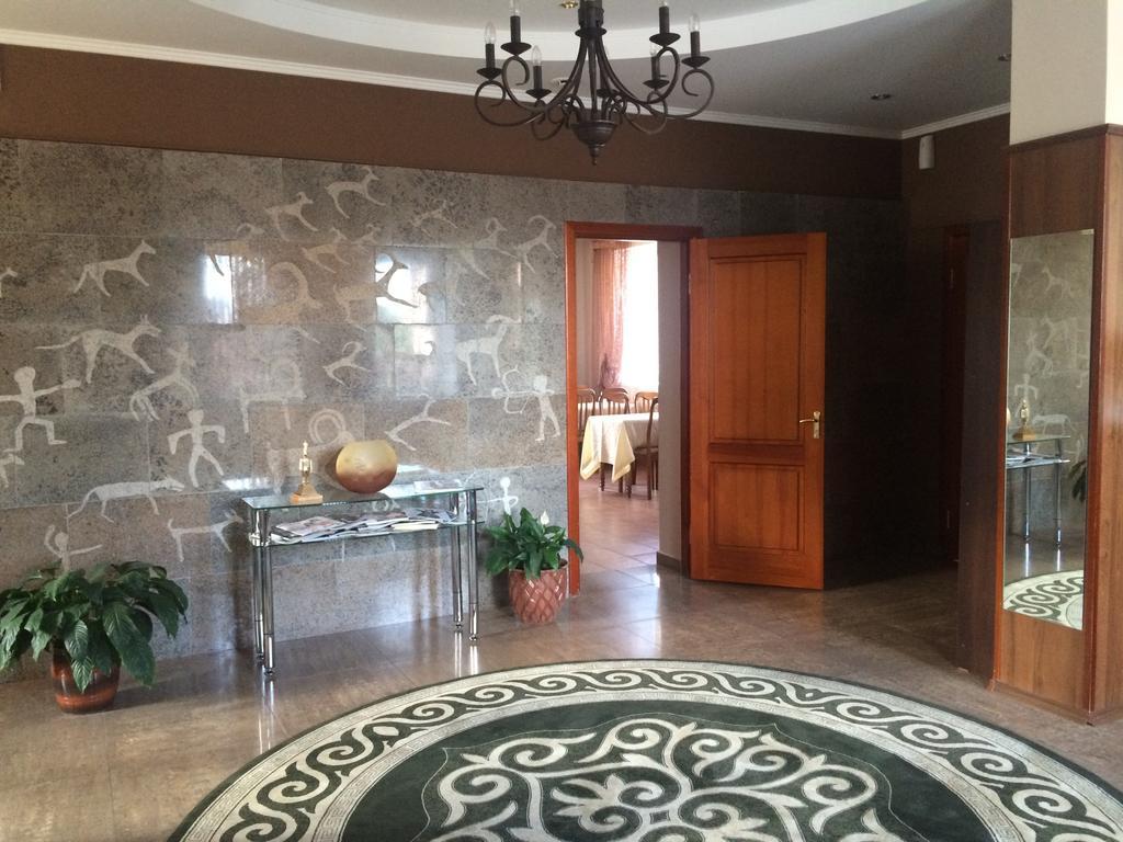 Altyn Adam Hotel Pavlodar Extérieur photo